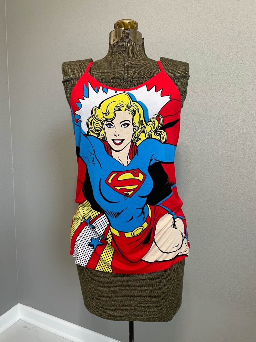 DC Comics Supergirl Graphic Tank Top 2010s Y2K Red Pop Art Fitted Longline Rayon